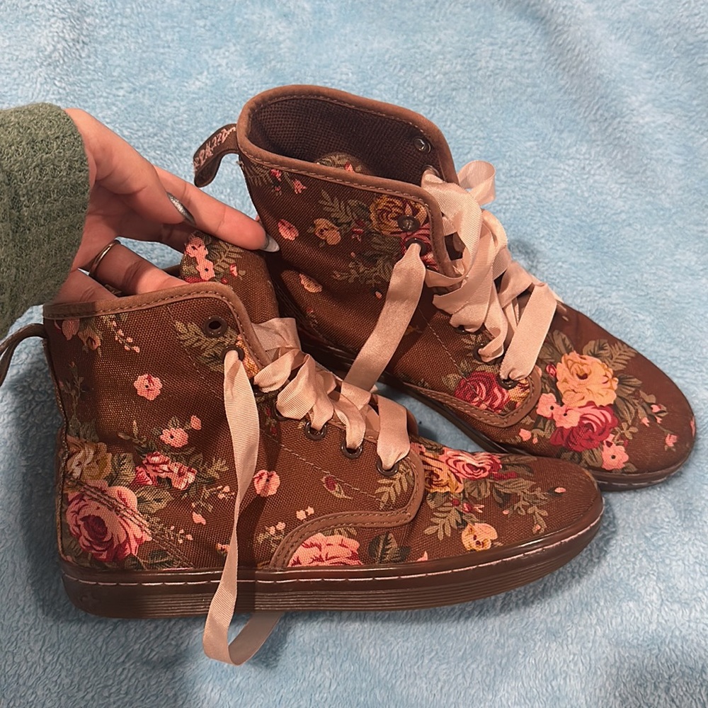 Dr. Martens Shoreditch Victorian Floral Boots - Picture 10 of 12